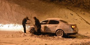 Kayseri ve Erzincan'da kar yağışı ulaşımı olumsuz etkiledi