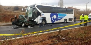 Kırşehir'de yolcu otobüsü ile otomobil çarpıştı: 4 ölü