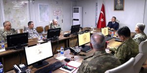 Bakan Akar ve TSK'nın komuta kademesinden sınırın sıfır noktasında kritik toplantı