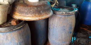 İmalathaneye dönüştürülen evde 2 bin 310 litre sahte içki ele geçirildi!