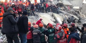 14 saat sonra enkaz altından kurtarıldı!