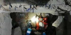 JAK ekipleri enkazdaki çocuk ve annesine ulaştı!
