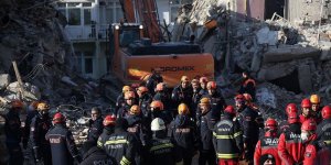 Elazığ'daki depremde Sürsürü Mahallesi'nde yıkılan binada arama kurtarma çalışmaları sürüyor