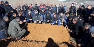 Elazığ'daki depremde hayatını kaybeden anne ve oğlu son yolculuğuna uğurlandı