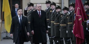 Erdoğan, Ukrayna Devlet Başkanı Zelenskiy tarafından resmi törenle karşılandı