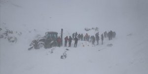 Bahçesaray'da çığ altındaki 2 kişiyi arayan ekiplerin üzerine çığ düştü