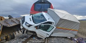 Hemzemin geçitten geçmeye çalışan kamyonete yük treni çarptı: 1 yaralı