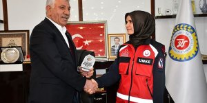 Enkaz altındaki Azize Çelik'le telefon görüşmesiyle depremin simge ismi olan UMKE gönüllüsüne plaket