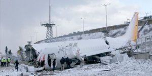 Pistten çıkarak kaza yapan uçağın enkazını kaldırma çalışmaları sürüyor