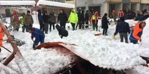 Arhavi'de kar nedeniyle pazar yerinin çatısı çöktü: 1 yaralı