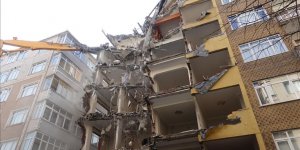 Bahçelievler'de riskli binaların yıkımı devam ediyor..