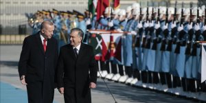 Erdoğan Özbekistan Cumhurbaşkanı Mirziyoyev'i törenle karşıladı