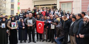 Evlat nöbetini sürdüren aileler 33 askerin şehit düştüğü saldırıyı kınadı