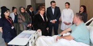 Pekcan tedavisi süren gümrük personelini ziyaret etti