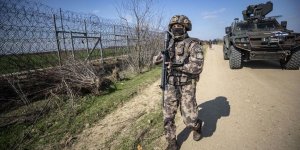 Özel harekat polisleri geri itmeleri engellemek için Meriç Nehri'nde görev alıyor