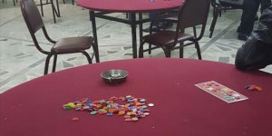 Kovid-19 tedbiri için kapatılan hamamda kumar oynarken yakalandılar