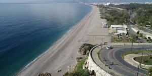 Turizm merkezlerinin sahil ve plajları koronavirüs tedbirleri nedeniyle en sakin günlerini yaşıyor