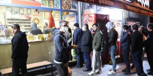 Sokağa çıkma yasağı öncesi başkentteki market ve fırınlarda yoğunluk yaşandı