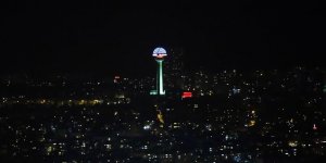 Başkentin sembolü Atakule Azerbaycan Bayrağı'nın renkleriyle ışıklandırıldı