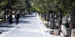 Başkentte mezarlıklar ziyarete açıldı!