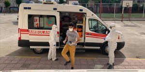 Kovid-19 tedavisi gören gençler ambulanslarla sınav salonuna götürüldü