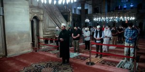 Camilerde cemaatle ilk sabah namazı kılındı