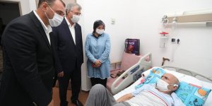 Sakarya Valisi Kaldırım ve Büyükşehir Belediye Başkanı Yüce, patlamada yaralananları ziyaret etti