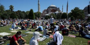 Ayasofya-i Kebir Camii çevresindeki namaz kılma alanlarının dolması üzerine girişler durduruldu
