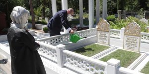 Cumhurbaşkanı Erdoğan, anne ve babasının kabirlerini ziyaret etti!