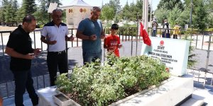 Şehit Ömer Halisdemir'in kabrinde arife günü yoğunluğu