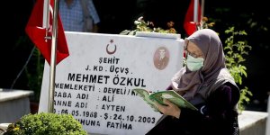 Başkentte şehit aileleri bayramın ilk günü kabristanda dua okudu