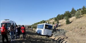 Ankara'da yolcu otobüsü servis aracına çarptı: 1 ölü, 8 yaralı