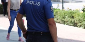 Kadıköy'de Kovid-19 denetimleri sırasında bir kadını gözaltına almaya çalışan polisler görevden uzaklaştırıldı