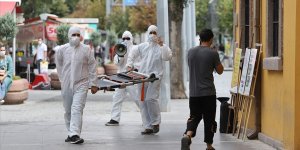 Maske takmayanların önüne sedye ile çıkarak farkındalık oluşturmaya çalıştılar