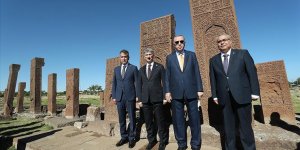 Cumhurbaşkanı Erdoğan Ahlat'ta Selçuklu mezarlığını ziyaret etti