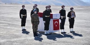 Hakkari'de görev yaptığı mevzide düşerek şehit olan asker için tören
