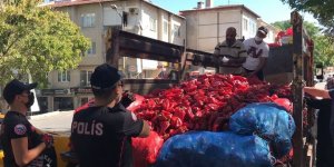 Kol ve ceplerindeki maskeleri polisi görünce alelacele taktılar