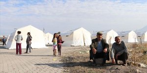 Niğde'deki depremin merkezi Obruk köyünde vatandaşlar geceyi dışarıda geçirdi