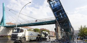 Başkentte belediye otobüsü yaya geçidine çarptı!