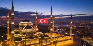 Büyük Çamlıca Camisi, 29 Ekim Cumhuriyet Bayramı temalı mahyalarla aydınlatıldı