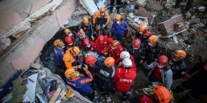 İzmir'deki depremde çöken Yılmaz Erbek Apartmanı enkazından 1 kişi kurtarıldı