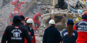 İzmir'de arama kurtarma çalışmaları 4 bina enkazında devam ediyor