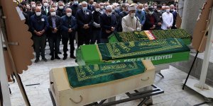 Depremde hayatını kaybeden çift ve 2 yaşındaki çocukları toprağa verildi