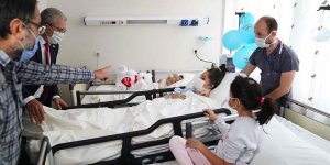 Enkazdan 65 saat sonra çıkarılan Elif bebek ailesiyle hastanede buluştu