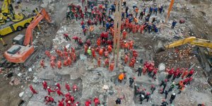 İzmir'deki deprem sonrası ekiplerin yoğun çalışması kameralara yansıdı
