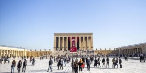 Anıtkabir'de ziyaretçi yoğunluğu sürüyor..