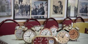 Atatürk posterleriyle donatılan kahvehanede saatler her zaman 9'u 5 geçiyor