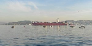 Dev konteyner gemisi İstanbul Boğazı'ndan geçti!