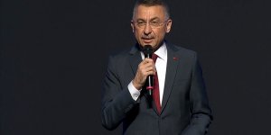 FUAT Oktay kürsüde konuşma yaptığı sırada rahatsızlandı!
