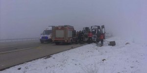 Hakkari'de minibüs ile tır çarpıştı: 4 ölü 5 yaralı